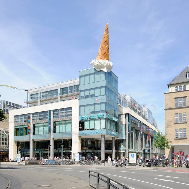 Claes Oldenburgs Eistüte in Köln