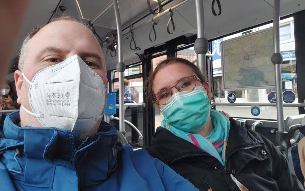 Klima-Cracker Andreas mit seiner Frau im Bus.