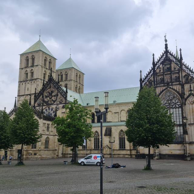 Der Dom, eine große Kirche, auf dem Domplatz in Münster.