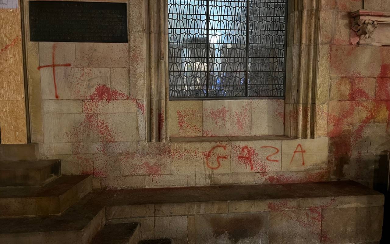 Rote Farbe an der Wand des Historischen Rathauses in Münster.