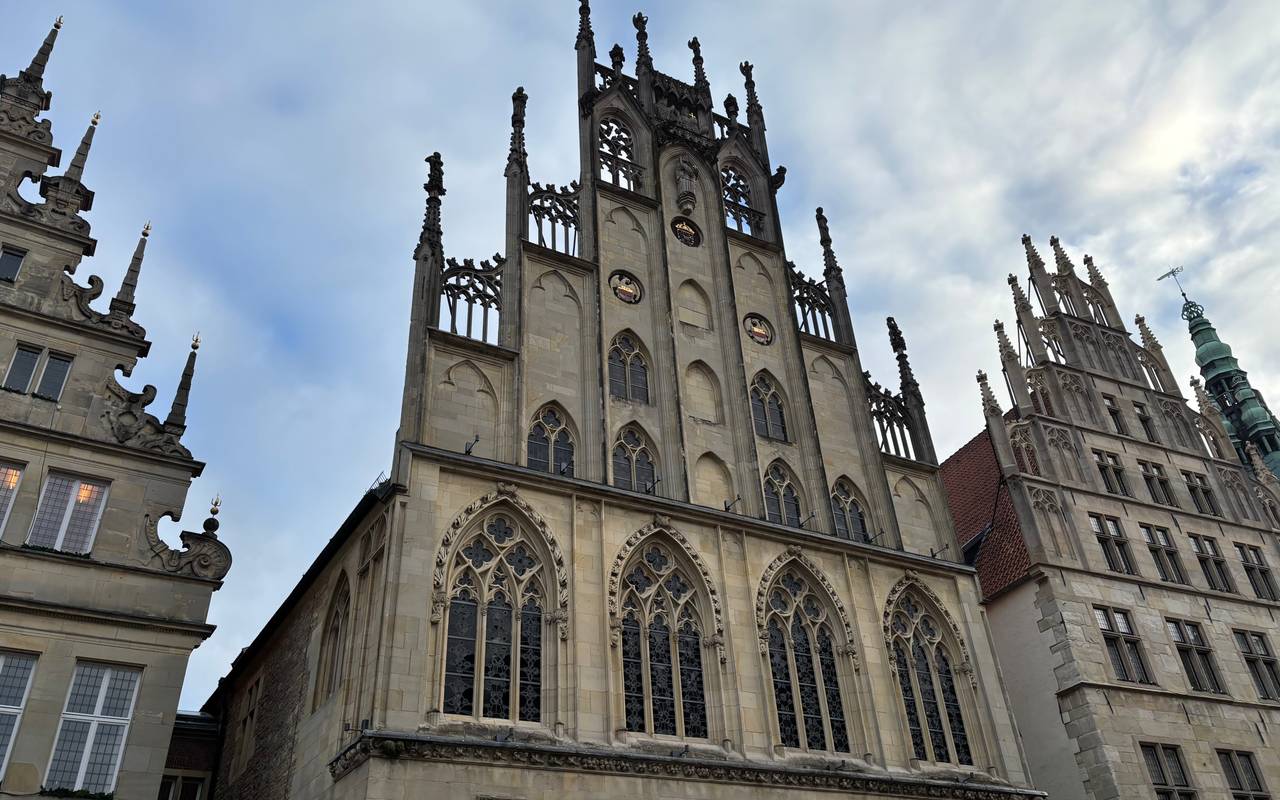 Der Giebel des Rathauses der Stadt.
