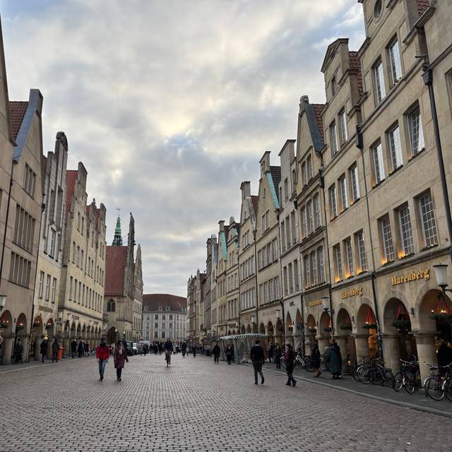 Der Prinzipalmarkt in Münster mit seinen markanten Giebeln und dem Kopfsteinpflaster.