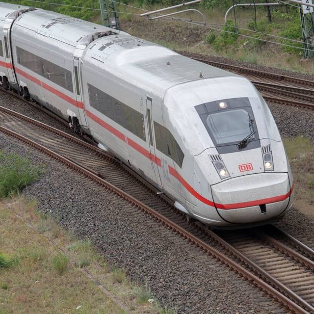Ein ICE der Deutschen Bahn fährt über Gleise.