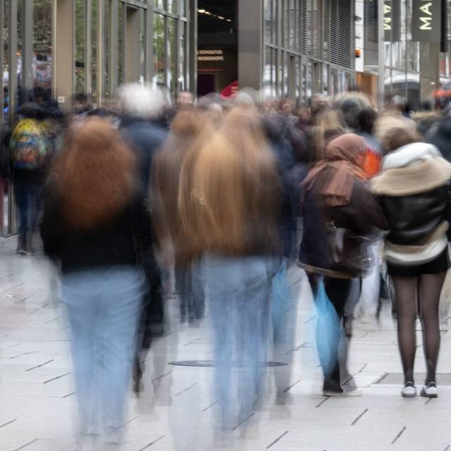 Menschen hasten über die Einkaufsstraße «Zeil». Im Vorweihnachtsgeschäft verbuchen viele Einzelhändler noch einmal ein Umsatzplus.