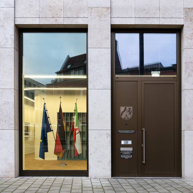 Der Eingang des Verfassungsgerichtshofes in Münster.