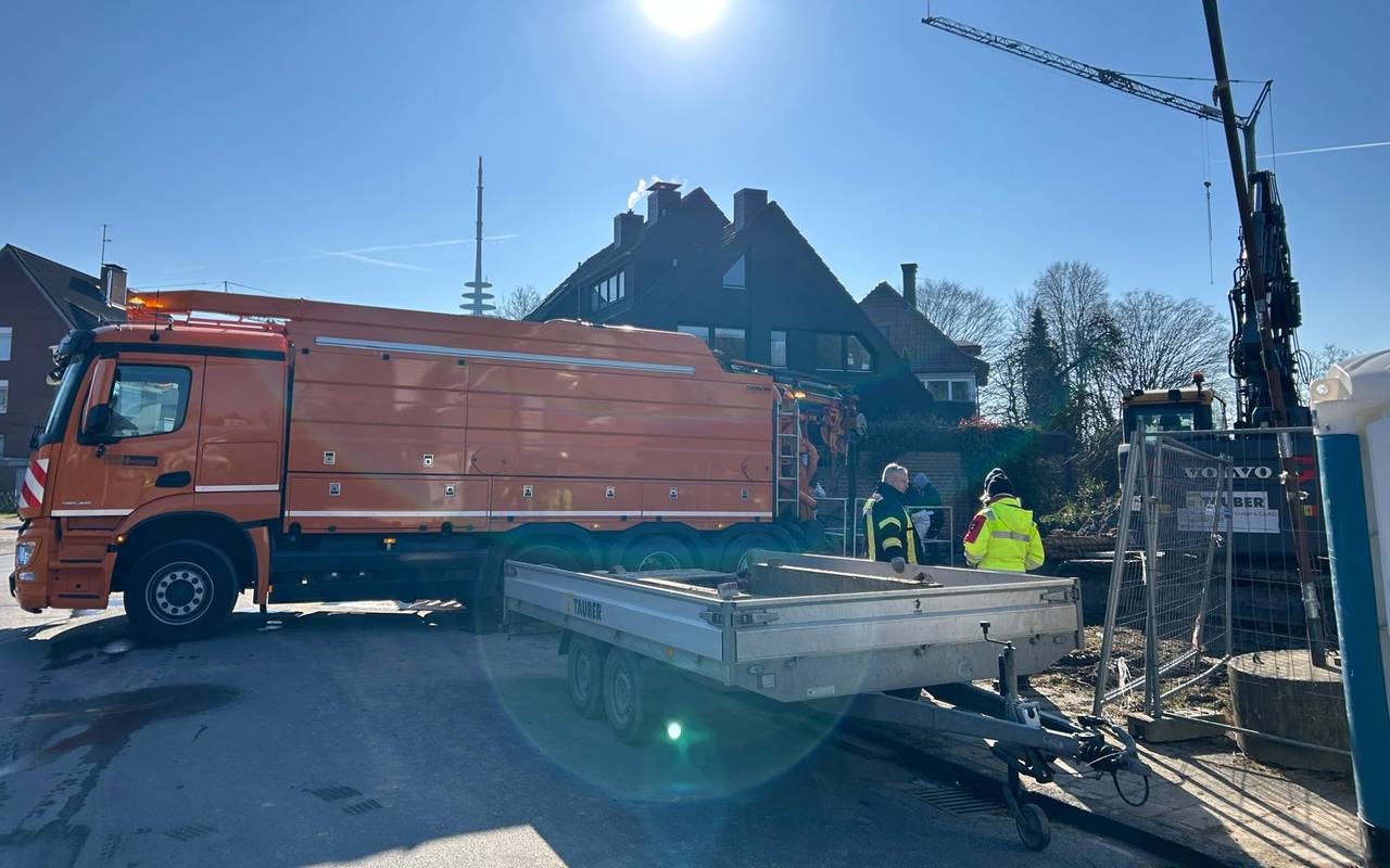 Ein Bagger beim Versuch, ein Loch in den Boden zu bohren.