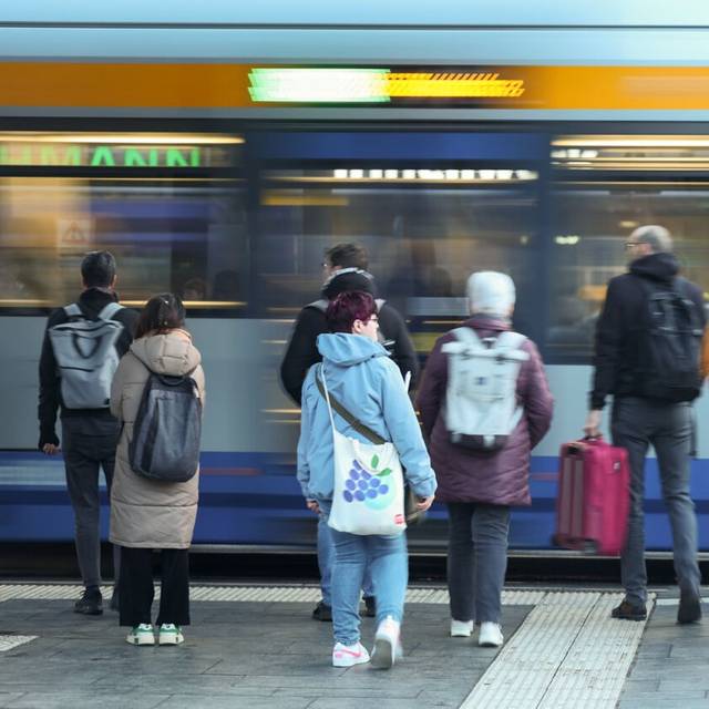 Fahrgäste stehen vor einer Straßenbahn der Leipziger Verkehrsbetriebe (LVB) im morgendlichen Berufsverkehr. Der Ausbau des Bus- und Bahnangebots kommt einer Erhebung im Auftrag der Umweltorganisation Greenpeace zufolge in den meisten deutschen Großstädten kaum voran. Als einzige Großstadt hat Leipzig das Nahverkehrsangebot seit 2023 um mehr als ...