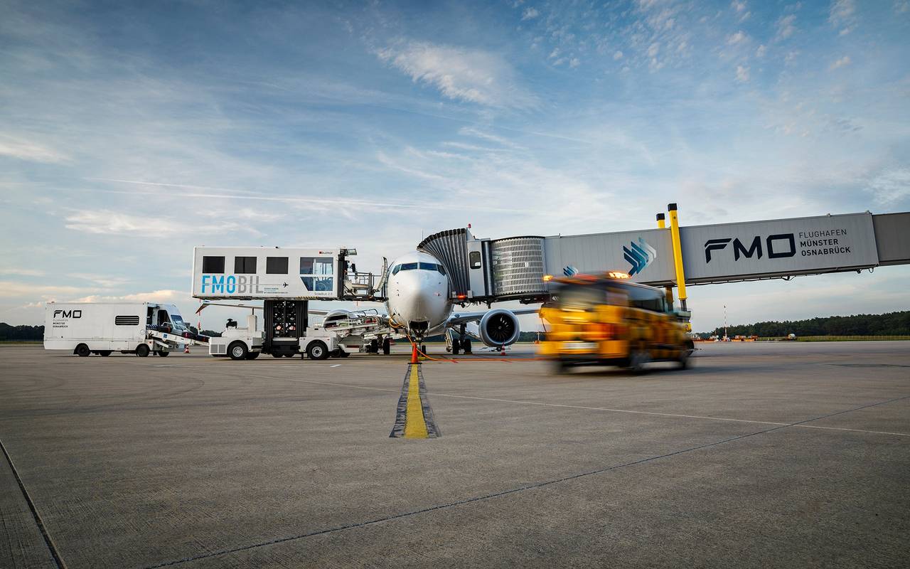 Auf dem Foto ist ein Flugzeug am Flughafen Münster/Osnabrück zu sehen.