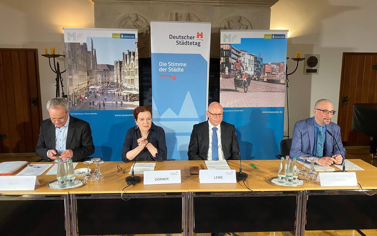 Vier Menschen sitzen an einem Tisch bei der Konferenz.