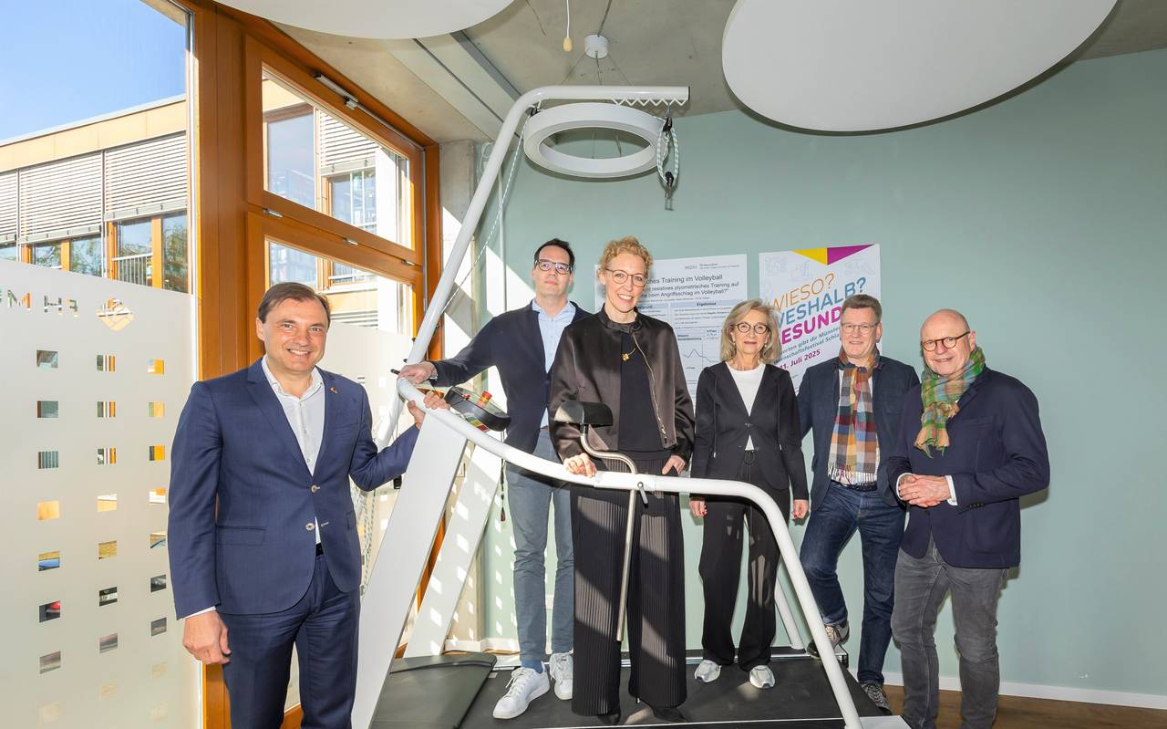 Sechs Menschen präsentieren ein Veranstaltungsprogramm.