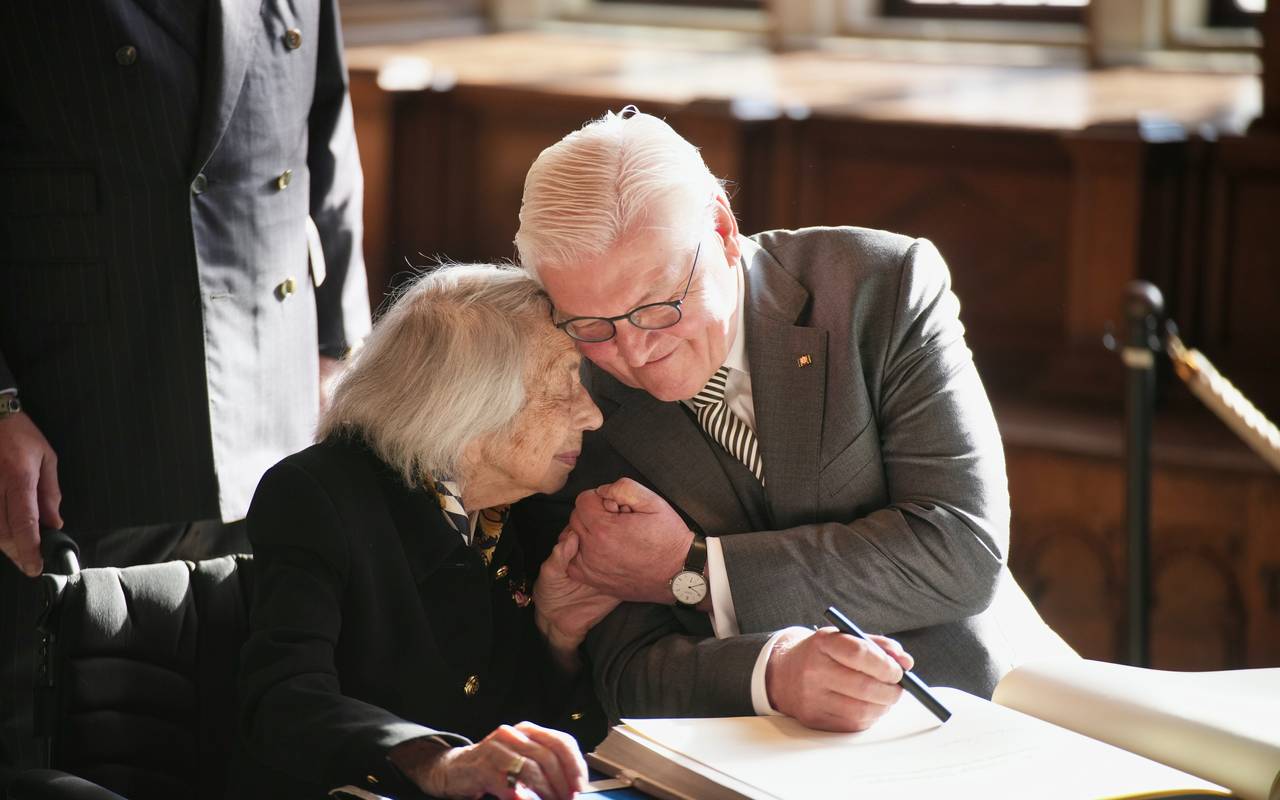 Steinmeier und Friedländer lehnen sich aneinander.