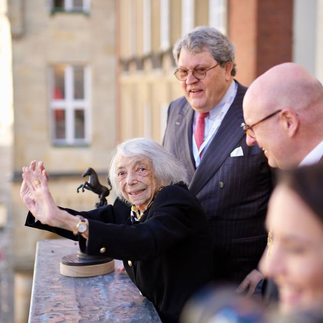 Margot Friedländer und andere auf dem Sentenzbogen.