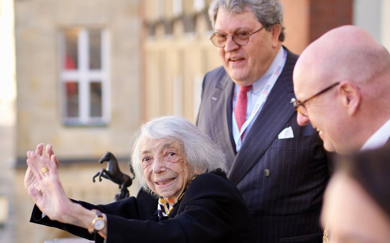 Margot Friedländer und andere auf dem Sentenzbogen.