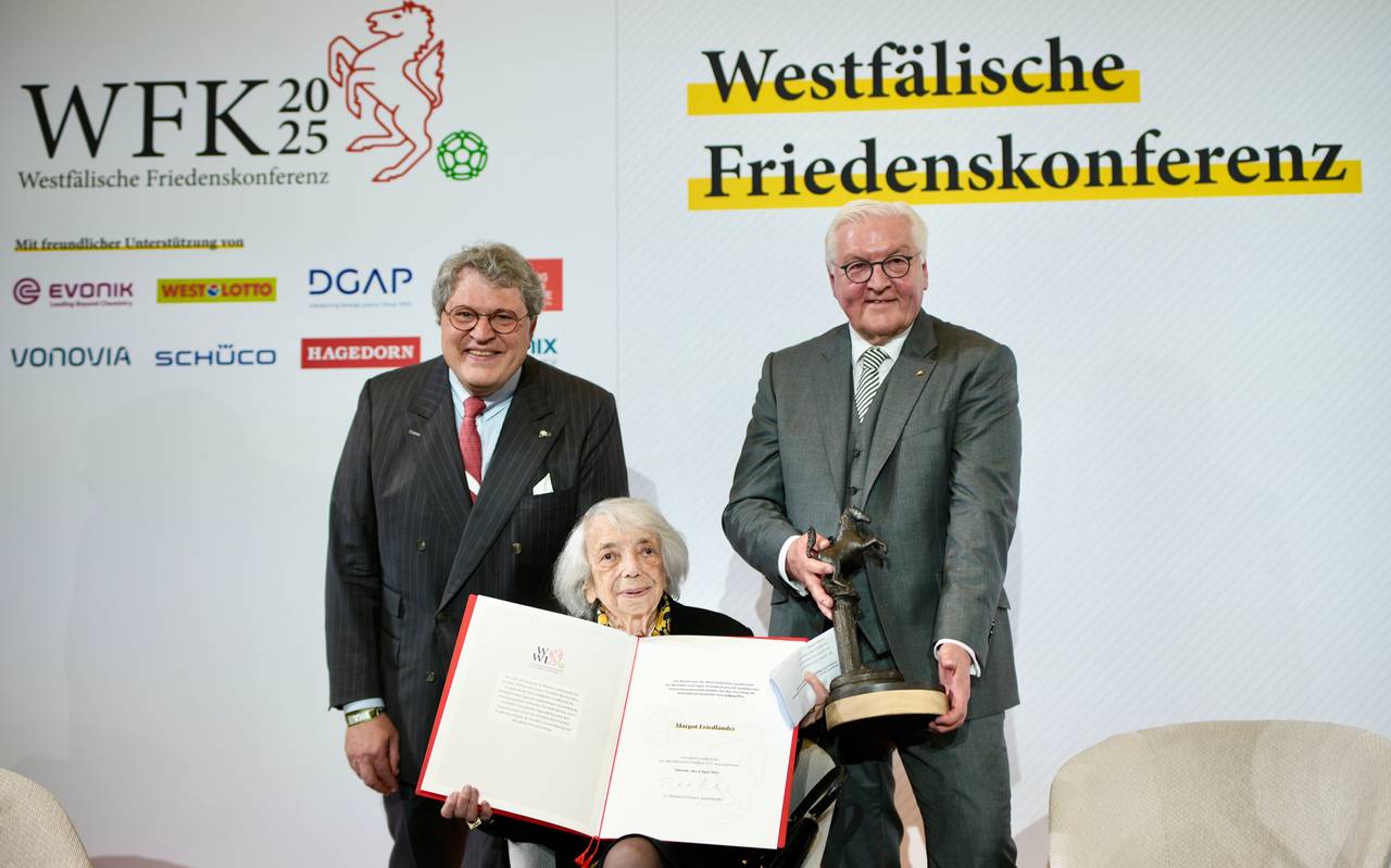 Margot Friedländer zeigt den Sonderpreis.