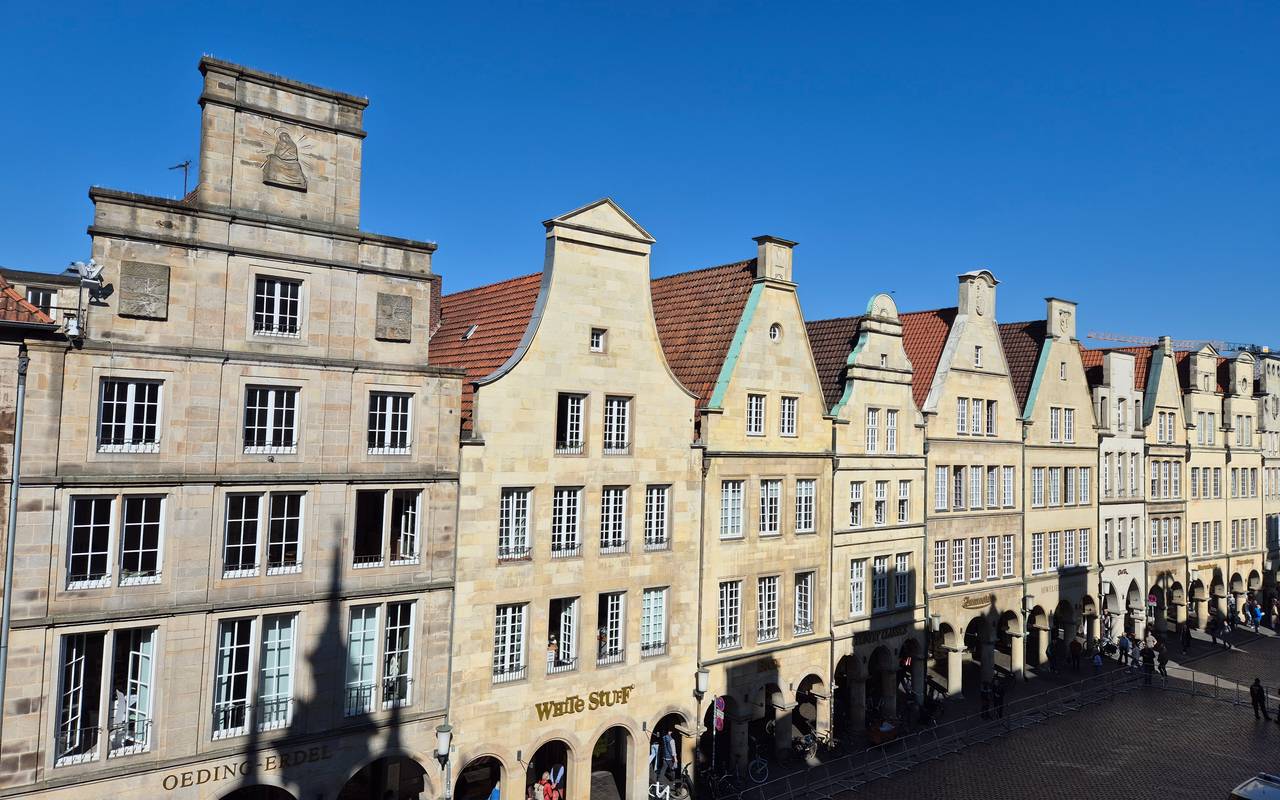 Münsters Prinzipalmarkt im Sonnenschein.