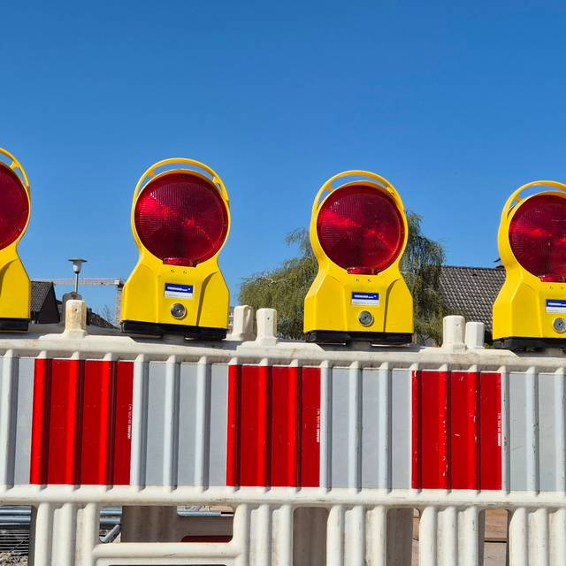 Baustellenabsperrungen vor einem blauen Himmel