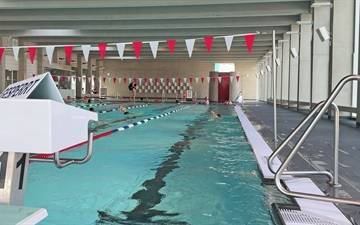 Ein Blick in das Hallenbad "Südbad": Der Boden ist blau, das Wasser sehr klar.