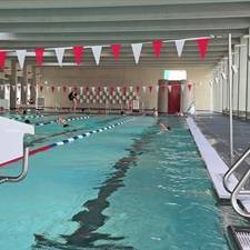 Ein Blick in das Hallenbad "Südbad": Der Boden ist blau, das Wasser sehr klar.