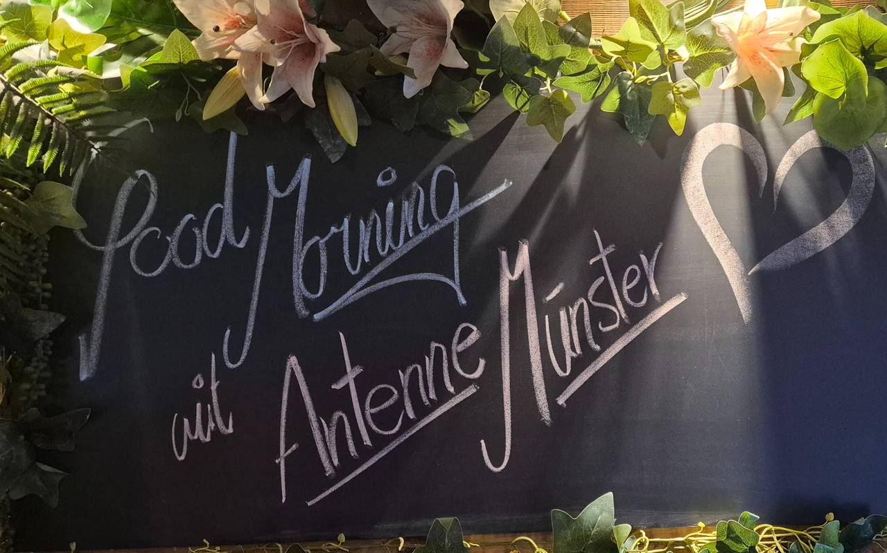 Eine Tafel, auf der mit Kreide steht: Good morning mit Antenne Münster