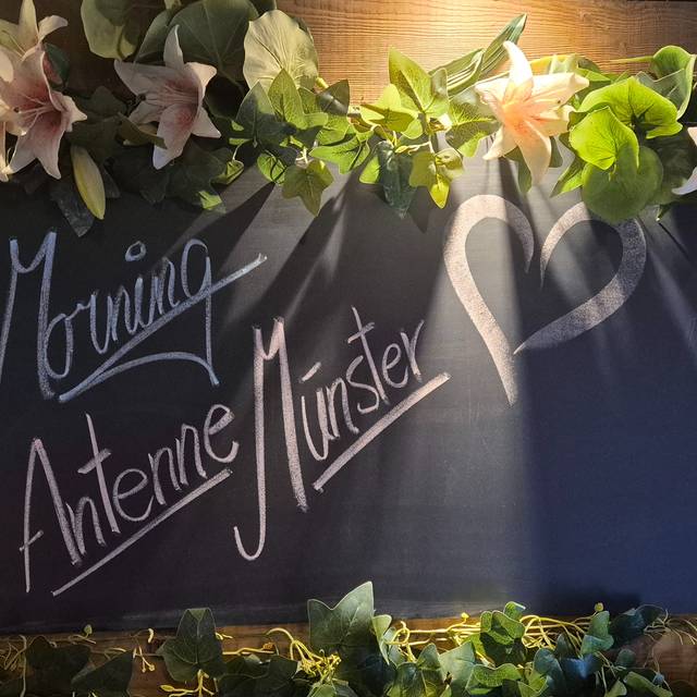 Eine Tafel, auf der mit Kreide steht: Good morning mit Antenne Münster