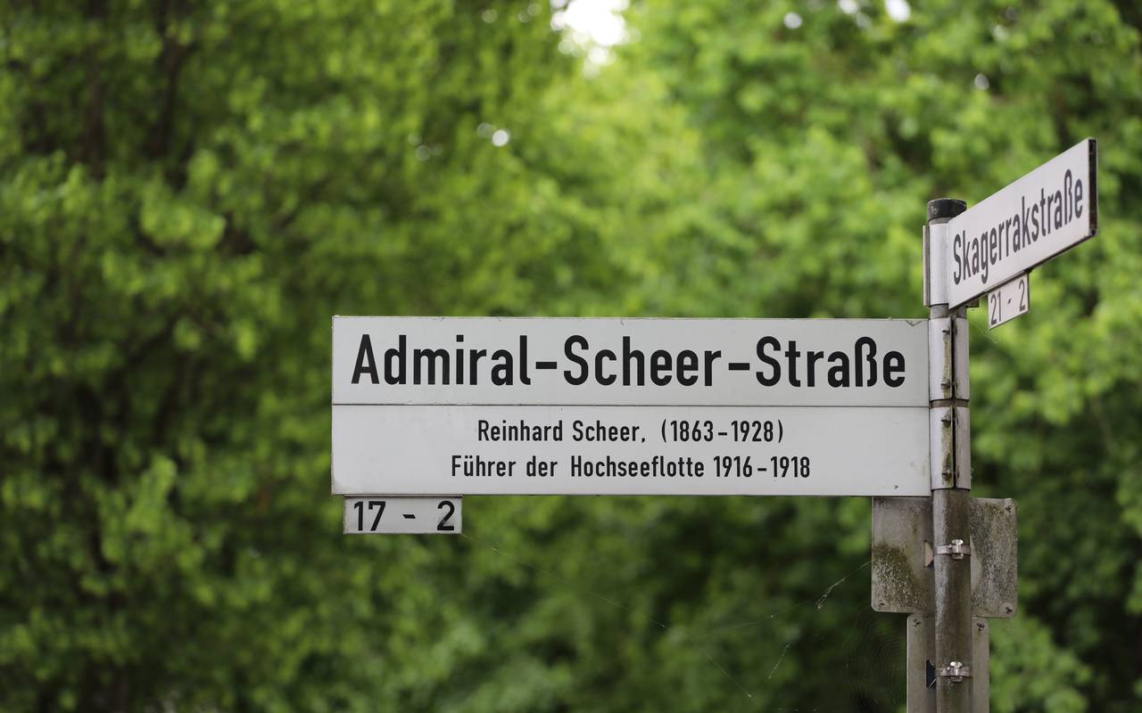 Die Straßenschilder von Admiral-Scheer-Straße und Skaggerakstraße.