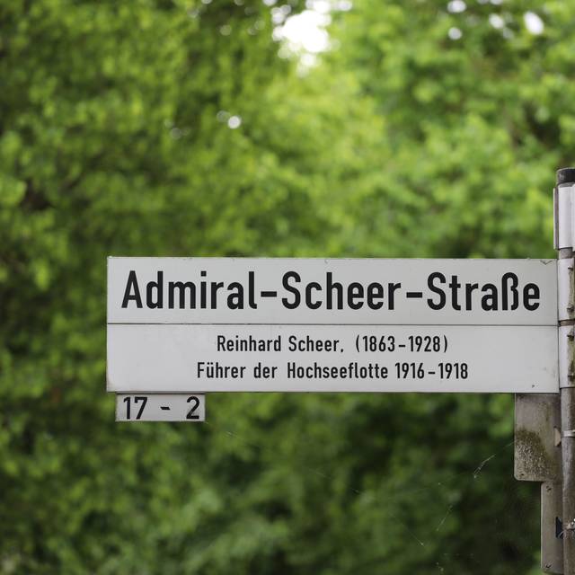Die Straßenschilder von Admiral-Scheer-Straße und Skaggerakstraße.