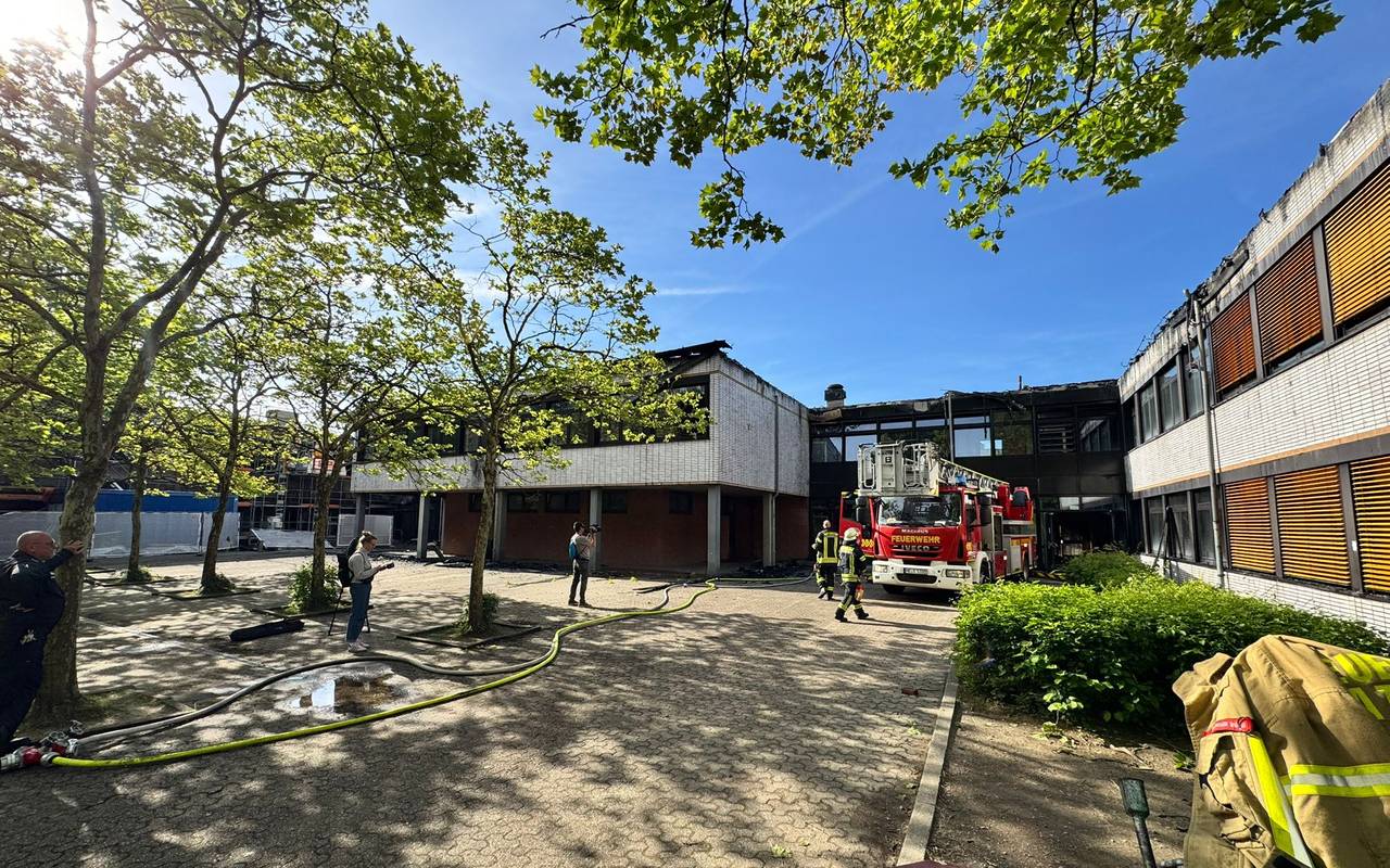 Blick auf das ausgebrannte Schulzetrum in Erkrath.