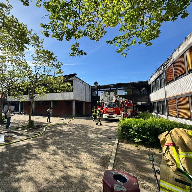 Blick auf das ausgebrannte Schulzetrum in Erkrath.