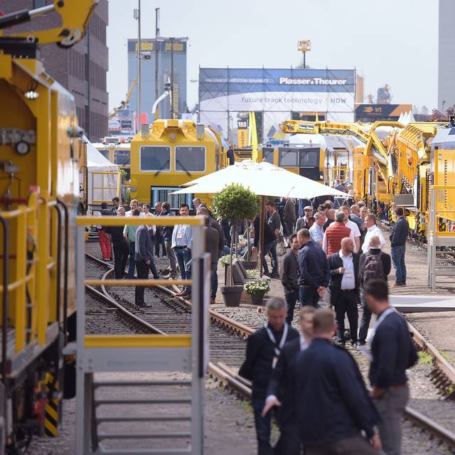 Wuchtige Geräte sind im und am MCC Halle Münsterland zu sehen.