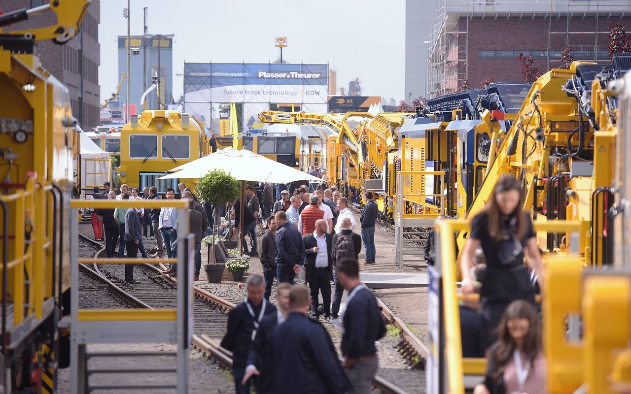 Wuchtige Geräte sind im und am MCC Halle Münsterland zu sehen.