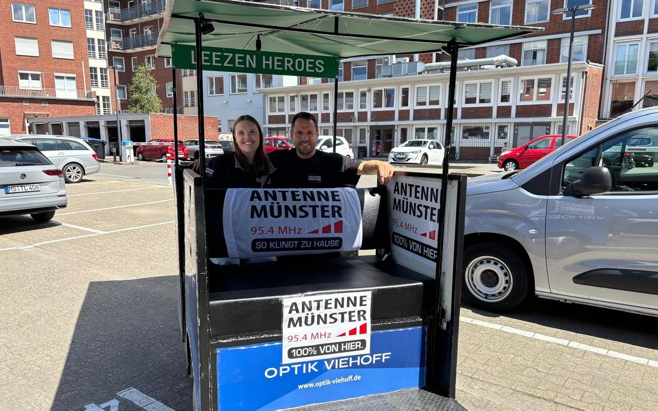 Malena Stöhler und Tino Tiede sitzen auf einer Fahrrad-Rikscha für vier Personen.