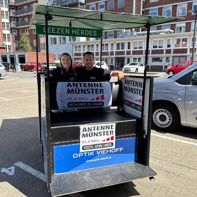 Malena Stöhler und Tino Tiede sitzen auf einer Fahrrad-Rikscha für vier Personen.