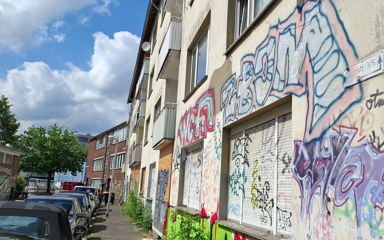 Ein sichtbar heruntergekommenes Gebäude.