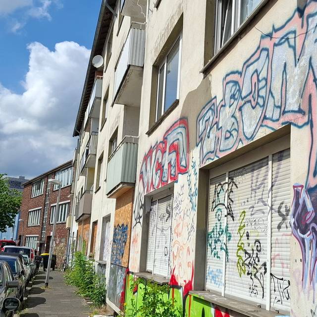 Ein sichtbar heruntergekommenes Gebäude.