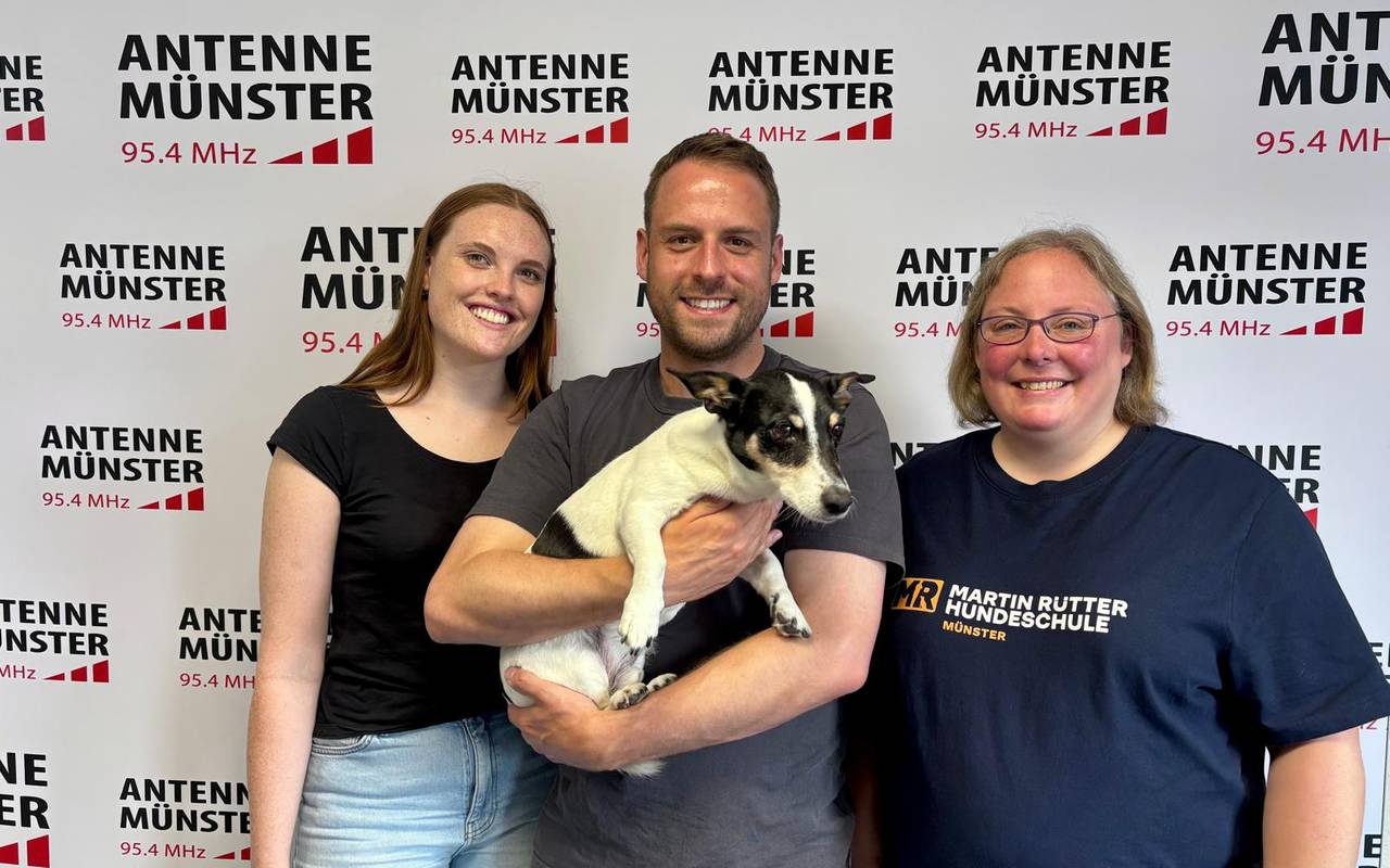 Auf dem Bild sieht man die MorningShow-Moderatoren Tino und Malena mit Tinos Hund Aaron und Hundetrainerin Nina.