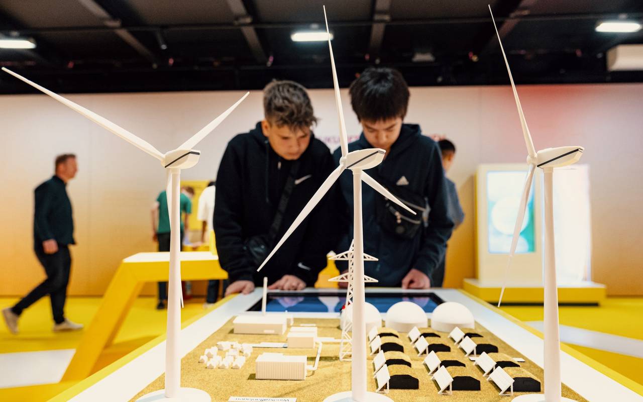 Junge Menschen an Bord der MS Wissenschaft