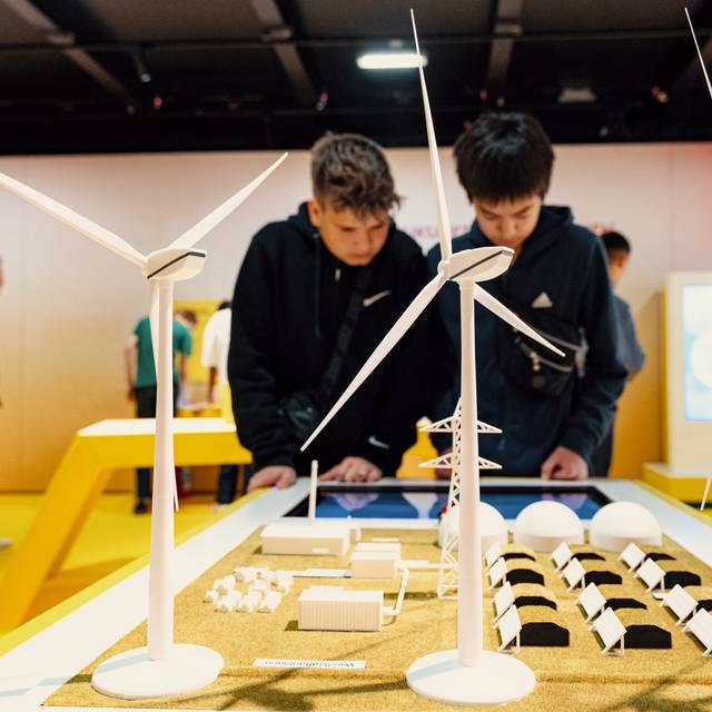 Junge Menschen an Bord der MS Wissenschaft