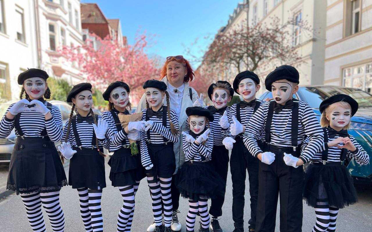 Kinder in Pantomime-Verkleidung