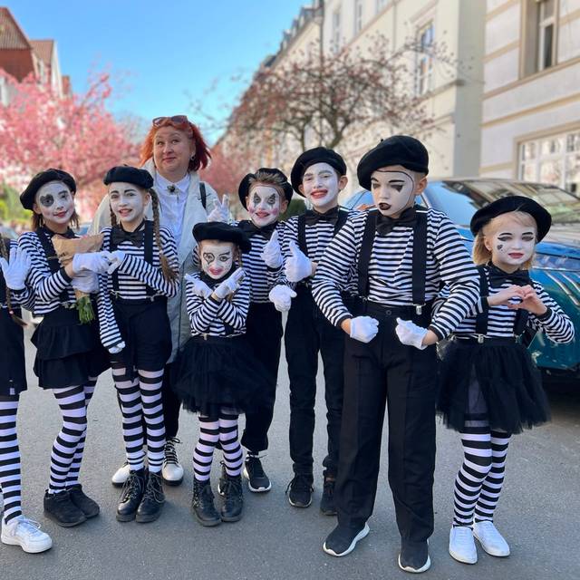 Kinder in Pantomime-Verkleidung