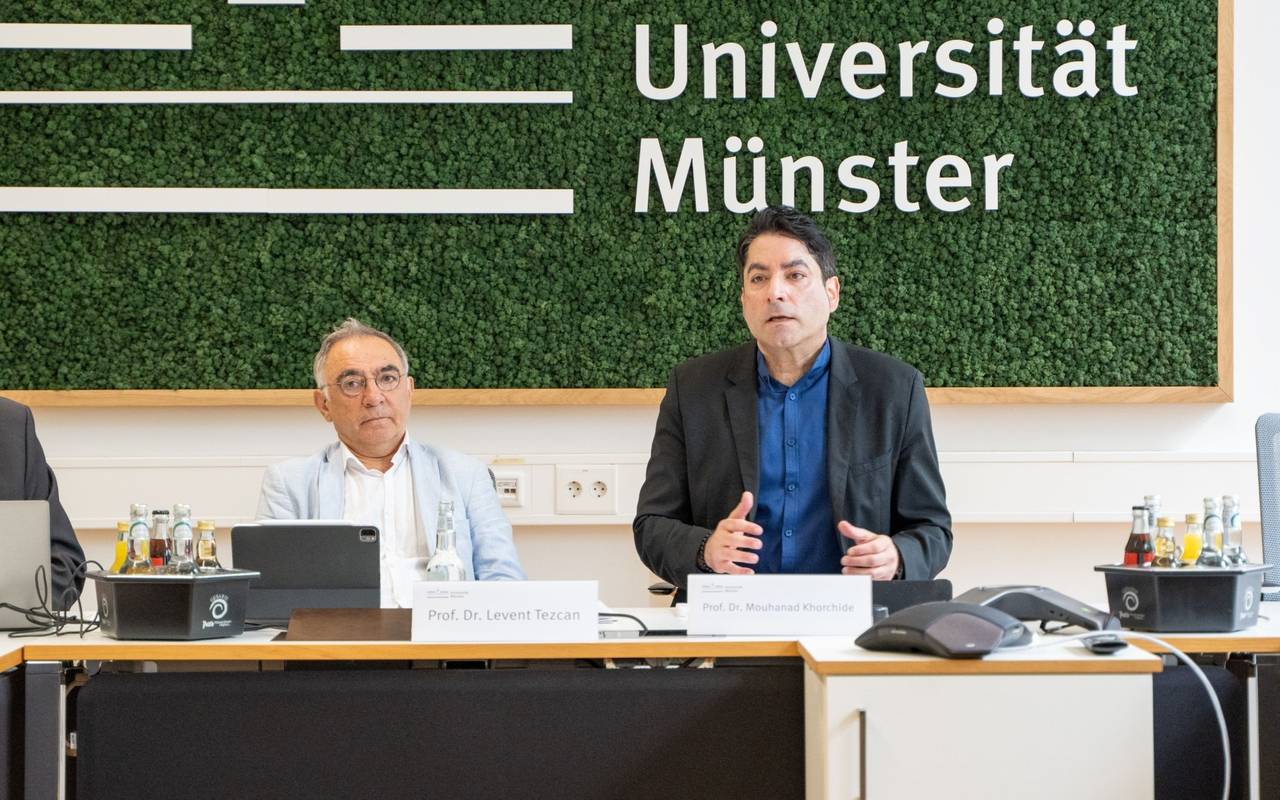 Prof. Dr. Levent Tezcan und Prof. Dr. Mouhanad Khorchide (v.l.) beim Pressegespräch.