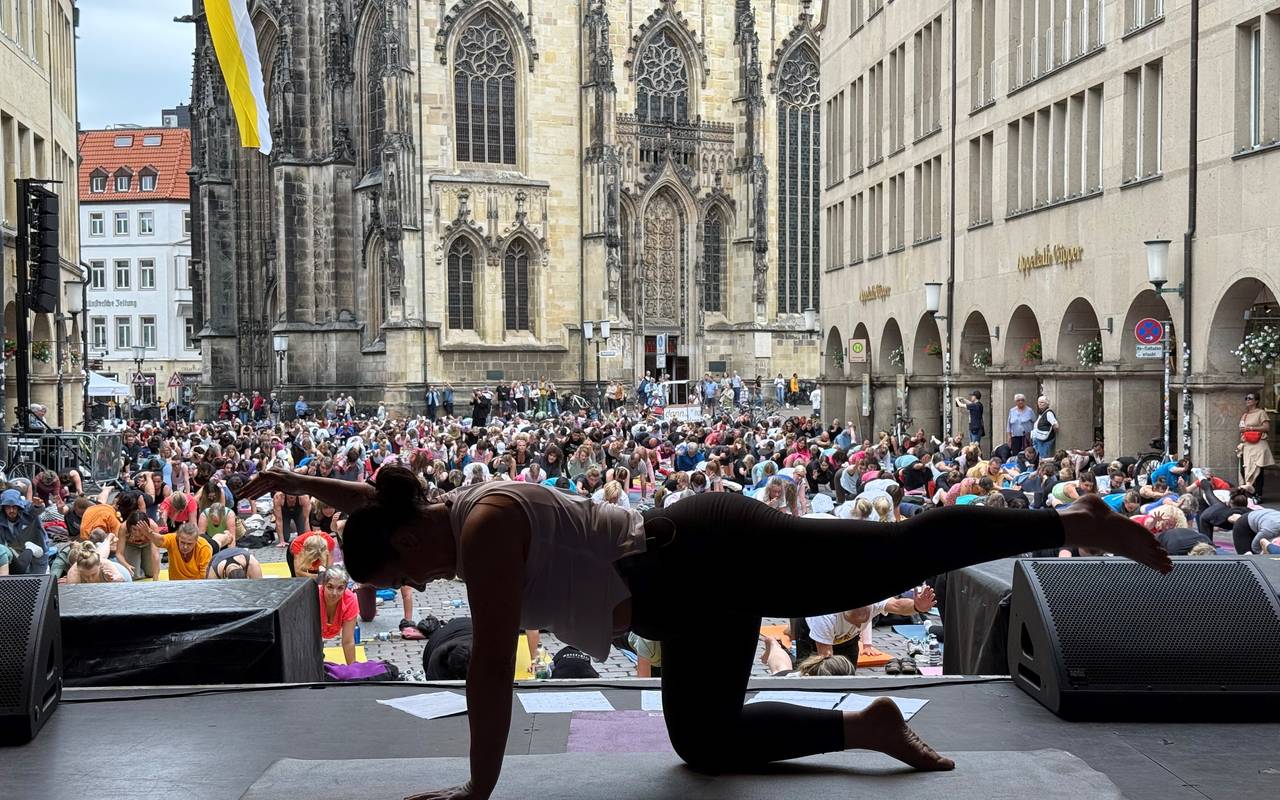600 Leute haben beim Yoga auf dem Prinzipalmarkt mitgemacht.