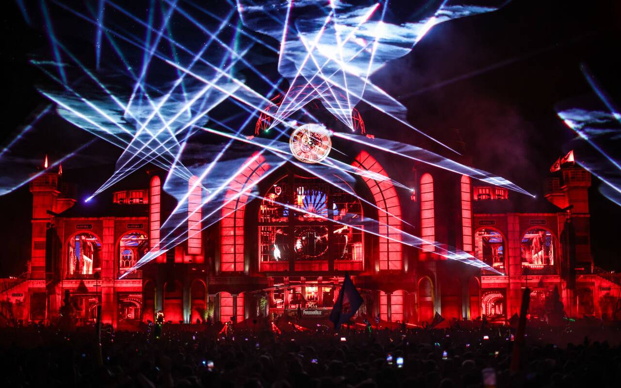 Blick auf die Mainstage vom Parookaville-Festival