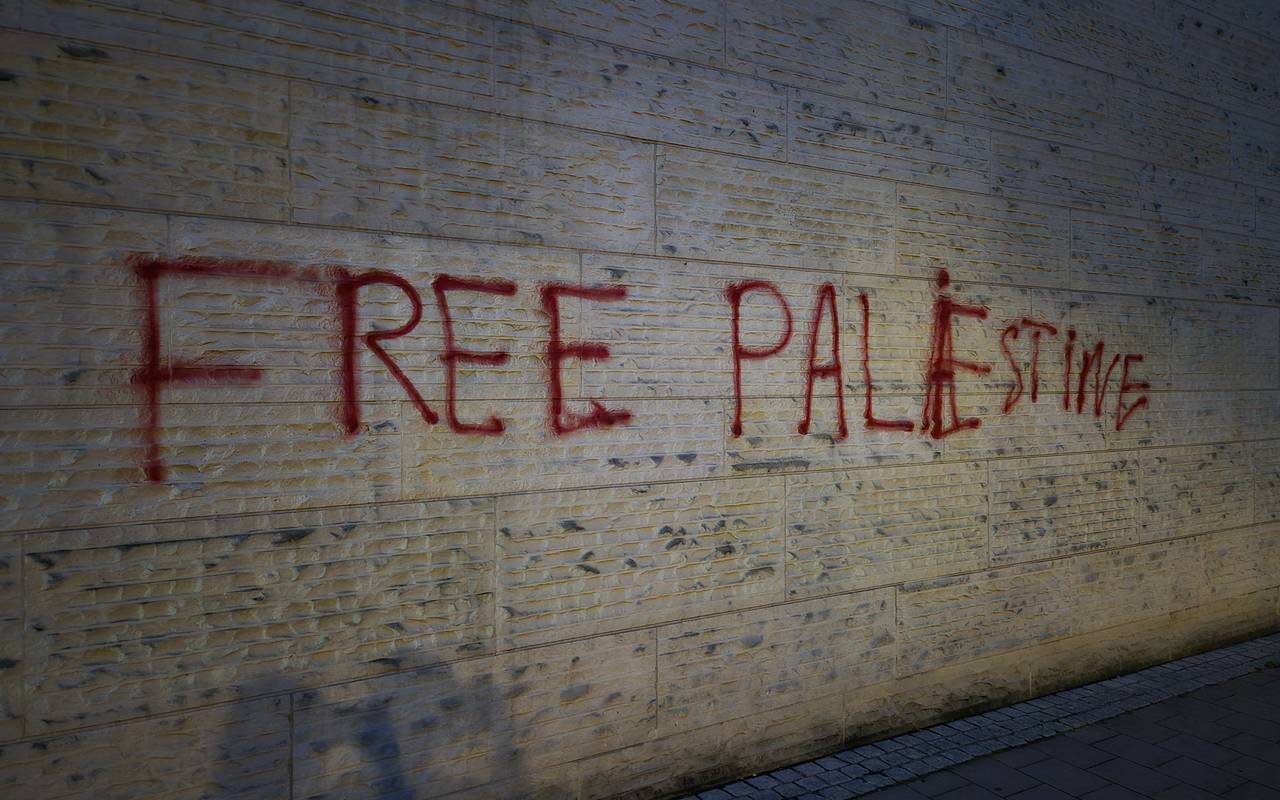 Mit roter Farbe steht auf der weißen Wand des Kunstmuseums in Münster: "Free Palestine".