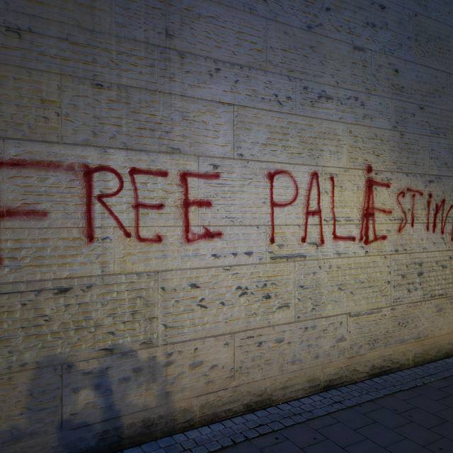 Mit roter Farbe steht auf der weißen Wand des Kunstmuseums in Münster: "Free Palestine".