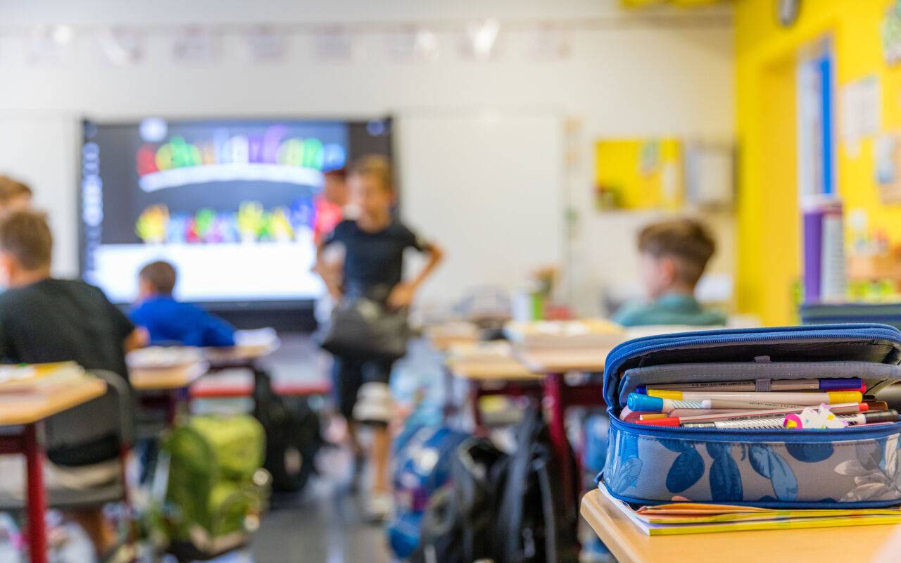 Kinder sitzen am ersten Schultag nach den Sommerferien in ihrem Klassenraum in der Schiebell-Grundschule Drebkau im Spree-Neiße-Kreis.
