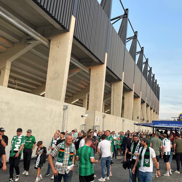 Das Foto zeigt die neue Westtribüne im Preußenstadion von hinten, vor ihr haben sich schon die ersten Preußen-Fans versammelt.