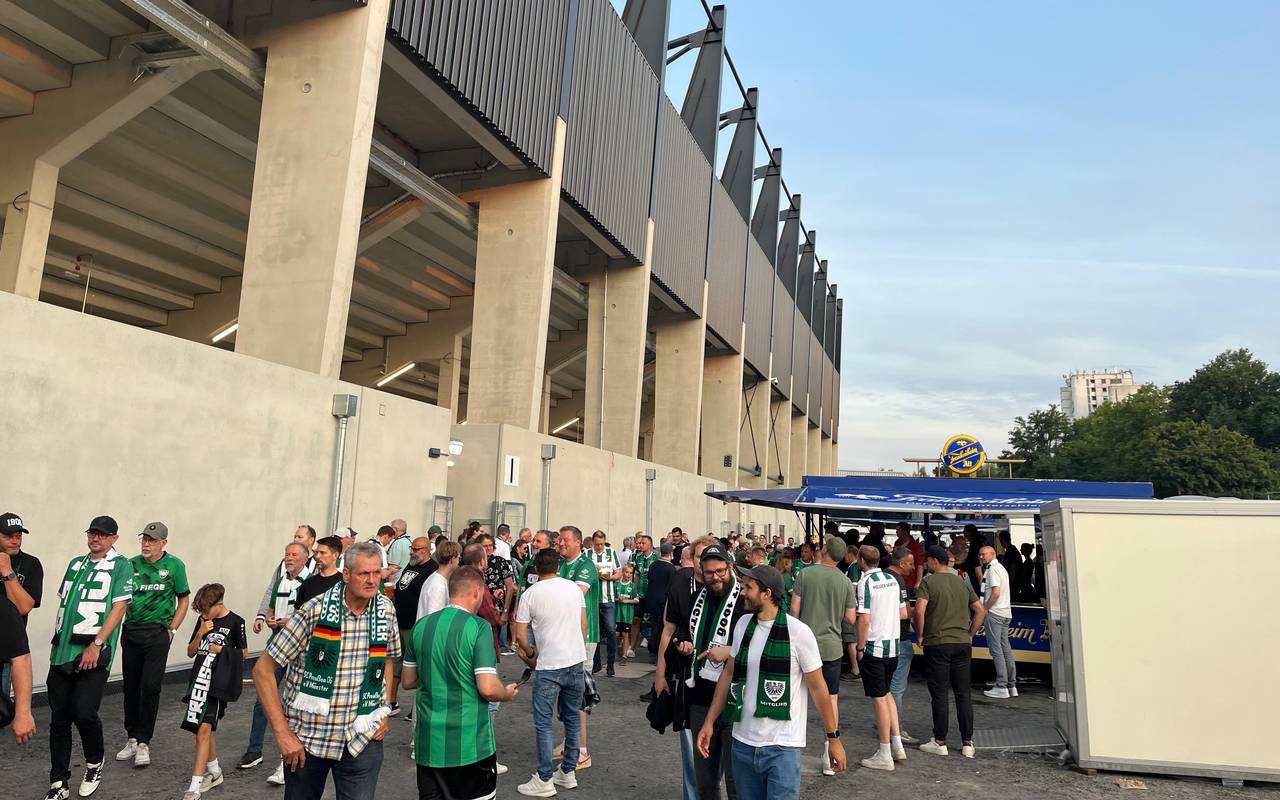 Das Foto zeigt die neue Westtribüne im Preußenstadion von hinten, vor ihr haben sich schon die ersten Preußen-Fans versammelt.