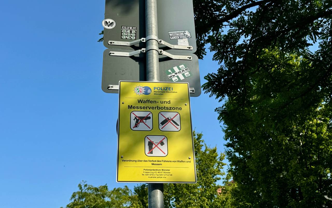 Das Schild weist darauf hin, dass es verboten ist, Messer, Schlagstöcken, Elektroschocker oder Pfefferspray mitzuführen.