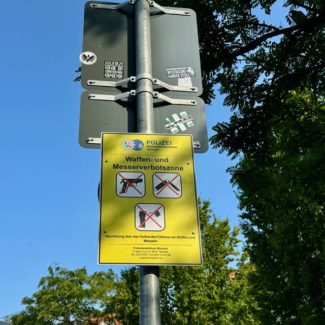 Das Schild weist darauf hin, dass es verboten ist, Messer, Schlagstöcken, Elektroschocker oder Pfefferspray mitzuführen.