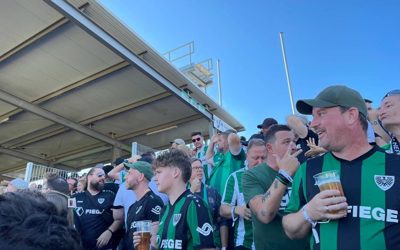 Das Bild zeigt Fans des SC Preußen Münster